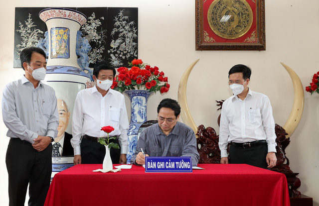 Thủ tướng Phạm Minh Chính dâng hương tưởng niệm đồng chí Phạm Hùng và đồng chí Võ Văn Kiệt - Ảnh 2.
