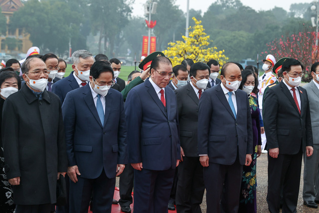 Lãnh đạo Đảng, Nhà nước vào Lăng viếng Chủ tịch Hồ Chí Minh - Ảnh 3.