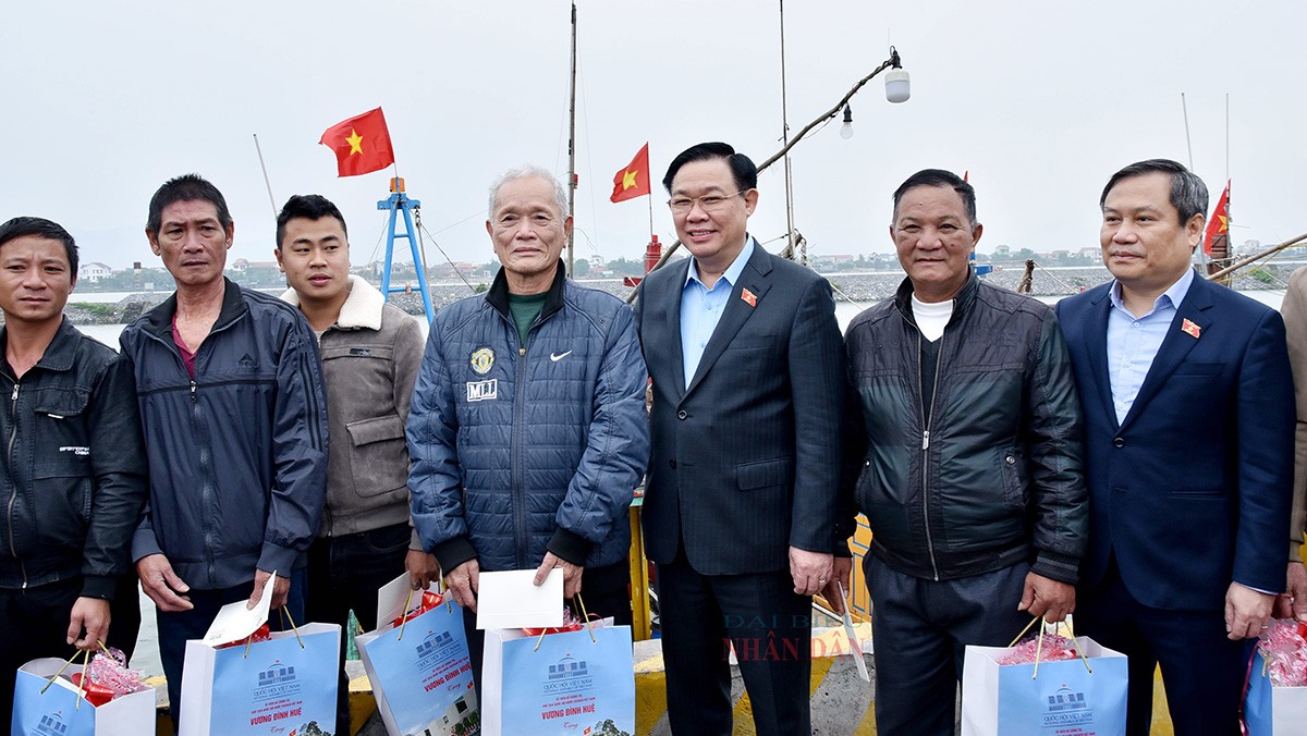 Chủ tịch Quốc hội thăm, chúc Tết ngư dân tại Khu neo đậu tàu thuyền Cửa Phú