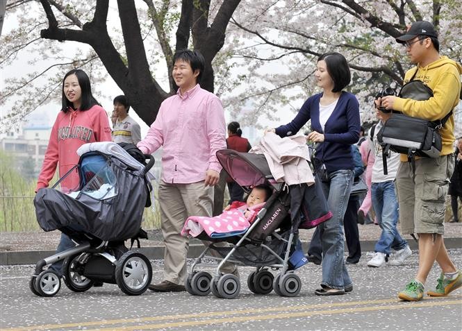 Từ năm 2023, người lao động Hàn Quốc sinh đẻ sẽ được nghỉ nuôi con 18 tháng
