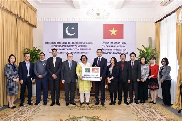 Việt Nam trao tượng trưng 100.000 USD hỗ trợ Pakistan khắc phục hậu quả lũ lụt