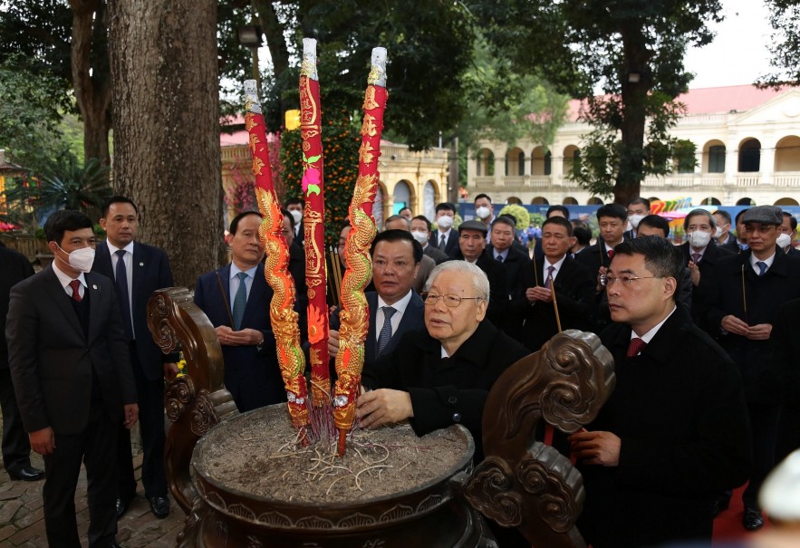 Tổng Bí thư Nguyễn Phú Trọng dâng hương tại Khu Di sản Hoàng thành Thăng Long