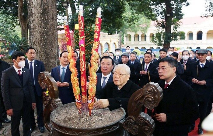 Tổng Bí thư Nguyễn Phú Trọng dâng hương tại Hoàng thành Thăng Long