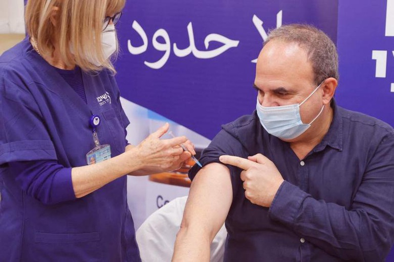 Quốc gia đầu tiên tiêm mũi vaccine Covid-19 thứ 4 cho người dân - 1