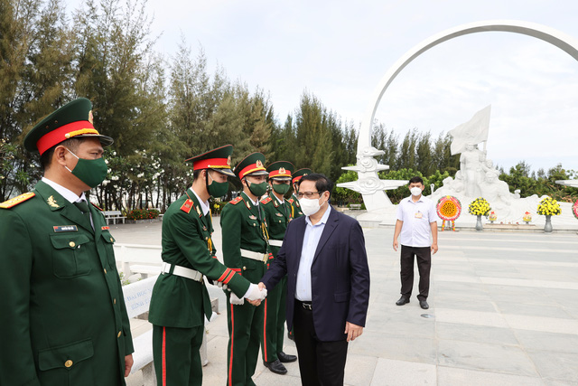 Thủ tướng dâng hương tưởng niệm chiến sĩ Gạc Ma, thăm Lữ đoàn Tàu ngầm và Vùng 4 Hải quân - Ảnh 9.