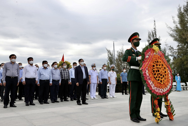 Thủ tướng dâng hương tưởng niệm chiến sĩ Gạc Ma, thăm Lữ đoàn Tàu ngầm và Vùng 4 Hải quân