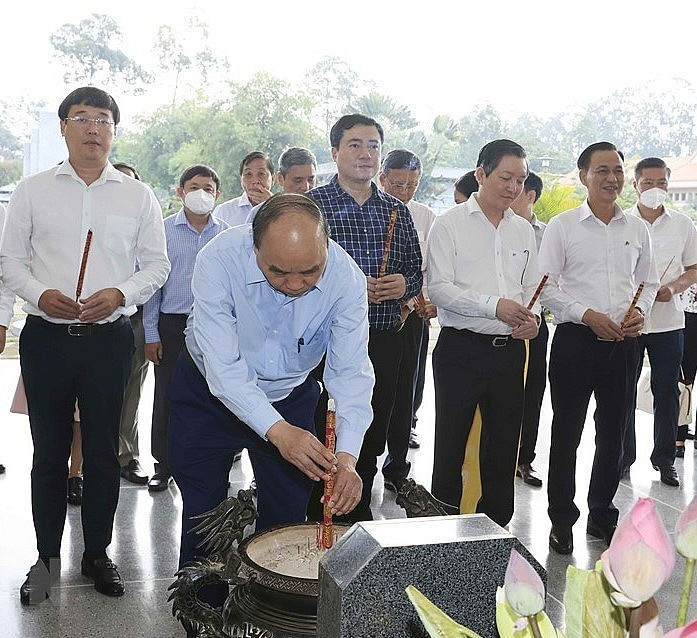 Chủ tịch nước dâng hương tưởng niệm cụ Phó bảng Nguyễn Sinh Sắc