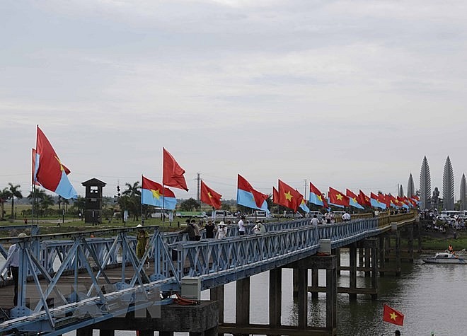 Chùm ảnh: Chủ tịch nước Nguyễn Xuân Phúc dự Lễ thượng cờ Thống nhất non sông