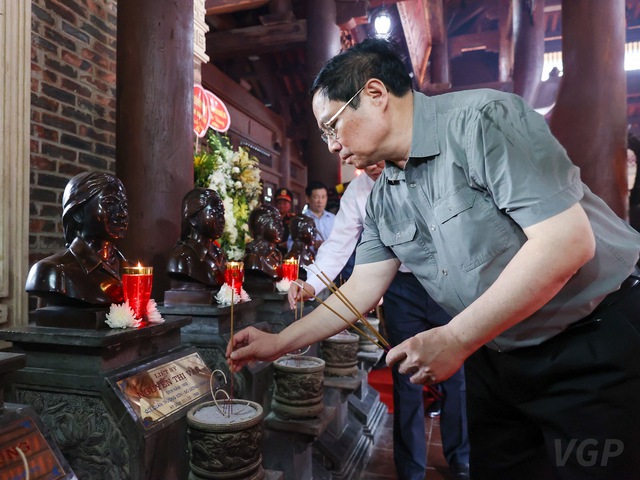 Thủ tướng dâng hương tưởng niệm Chủ tịch Hồ Chí Minh, tri ân anh hùng, liệt sĩ tại các ‘địa chỉ đỏ’ ở Nghệ An - Ảnh 9.