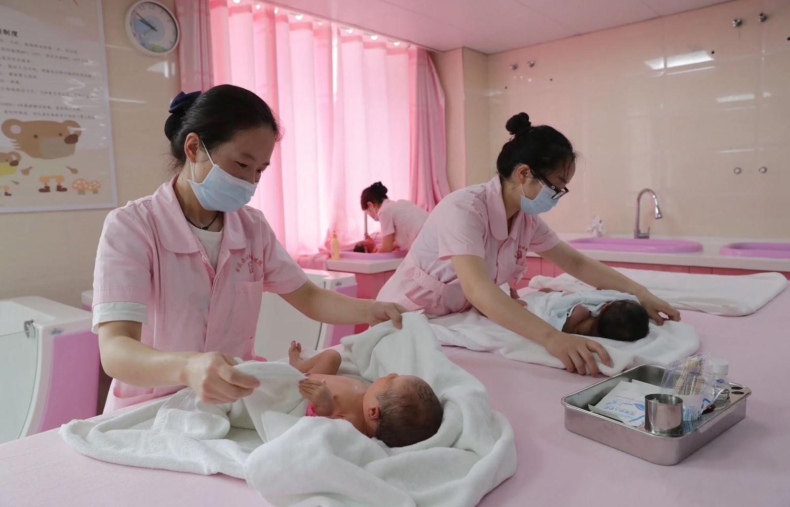 Trung Quốc cho phép người dân làm việc linh hoạt và  hỗ trợ nhà ở đối với người đẻ nhiều con