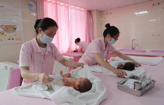Trung Quốc cho phép người dân làm việc linh hoạt và  hỗ trợ nhà ở đối với người đẻ nhiều con