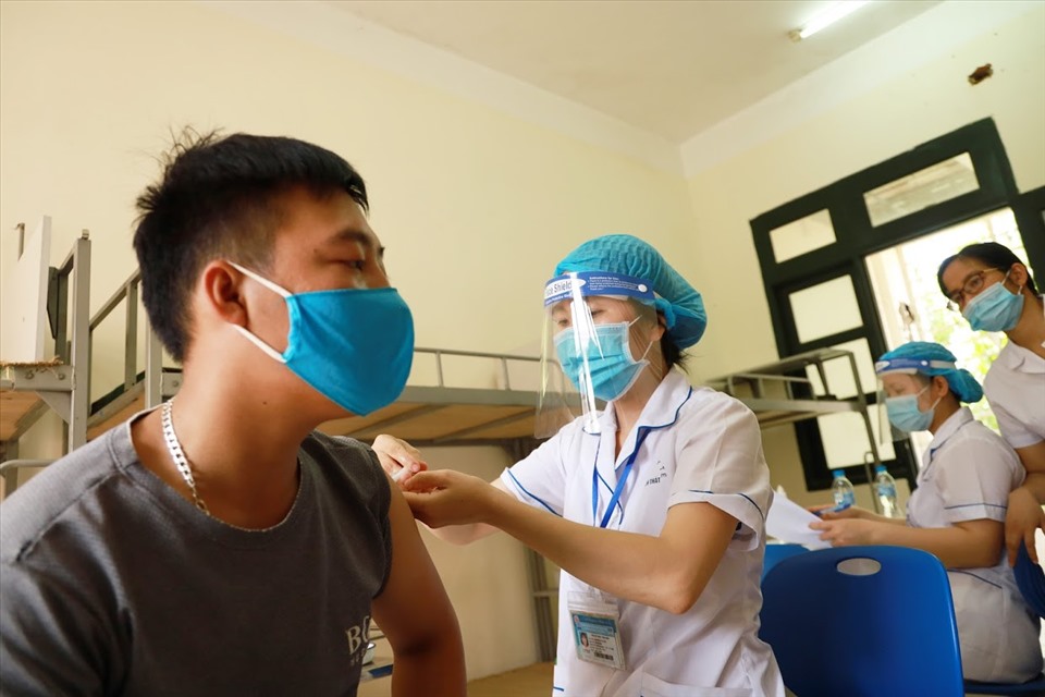 Vì sao Việt Nam chưa triển khai tiêm vaccine phòng COVID-19 dịch vụ?