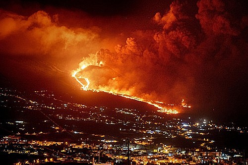 Tây Ban Nha mất hơn 900 triệu USD do núi lửa phun trào