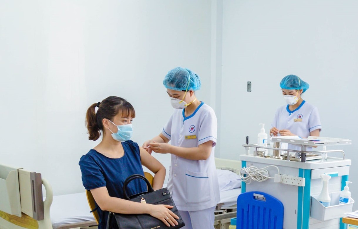 Tiêm mũi 3 bằng vắc-xin AstraZeneca cho người đã tiêm đủ liều cơ bản vắc-xin Pfizer và Moderna