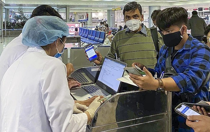 Từ ngày 27/4, Việt Nam tạm dừng khai báo y tế Covid-19 với người nhập cảnh
