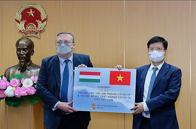Việt Nam tiếp nhận 100.000 liều vắc-xin Covid-19 của Chính phủ Hungary trao tặng