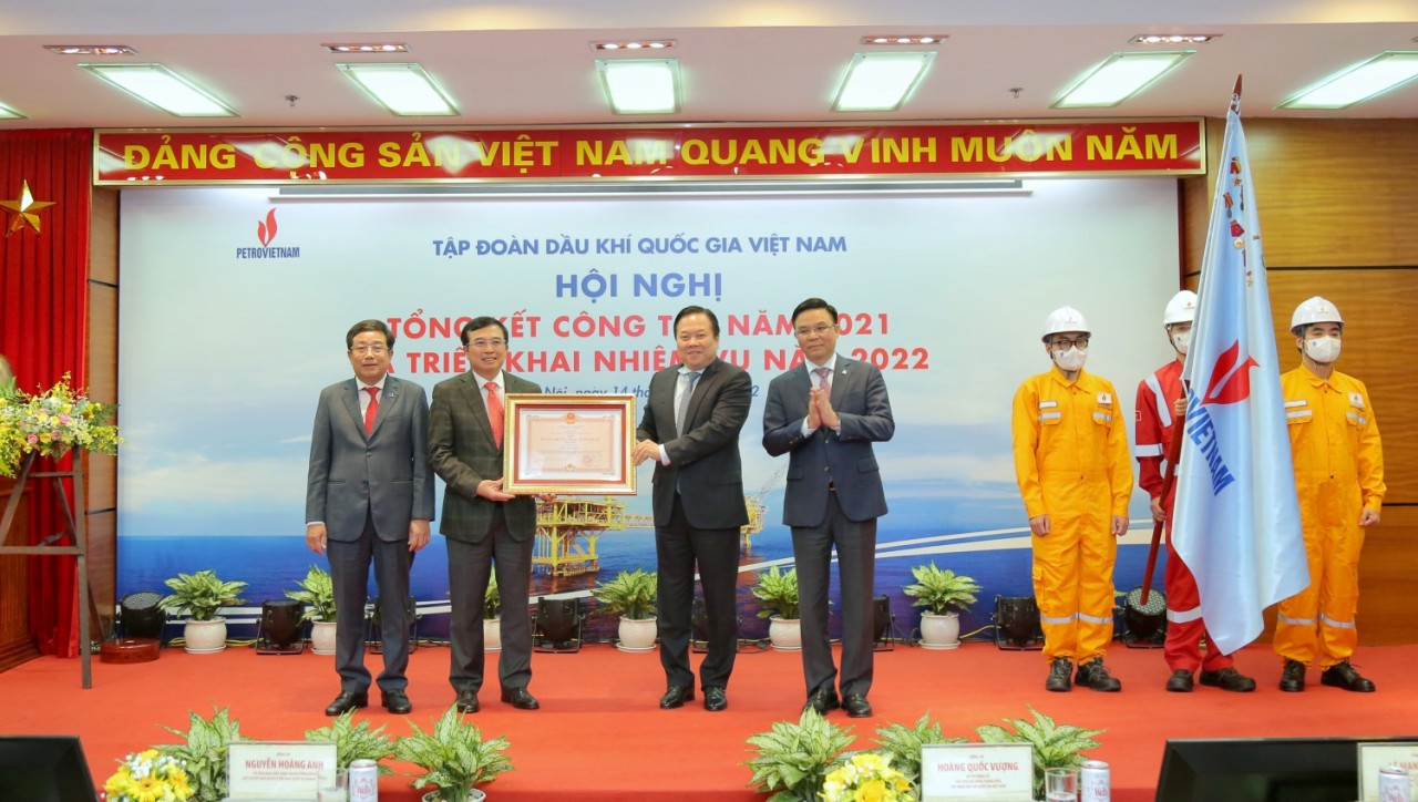 Thừa ủy quyền của Chủ tịch nước, đồng chí Nguyễn Hoàng Anh - Chủ tịch Ủy ban QLVNN trao Huân chương Bảo vệ Tổ quốc Hạng Nhất cho Tập đoàn Dầu khí Việt Nam.