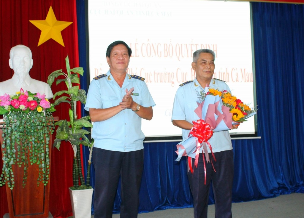 Phó Cục trưởng phụ trách Cục Hải quan Cà Mau Nguyễn Minh Chiếm trao hoa chúc mừng tân Phó Cục trưởng Cao Văn Miên.