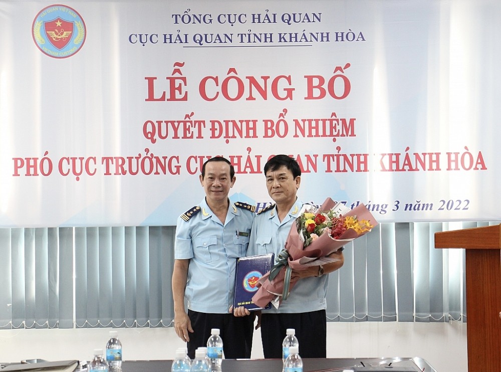 Thừa ủy quyền của lãnh đạo Tổng cục Hải quan, Cục trưởng Cục Hải quan Khánh Hòa Trần Hải Sơn trao quyết định và chúc mừng tân Phó Cục trưởng Trần Anh Vân.