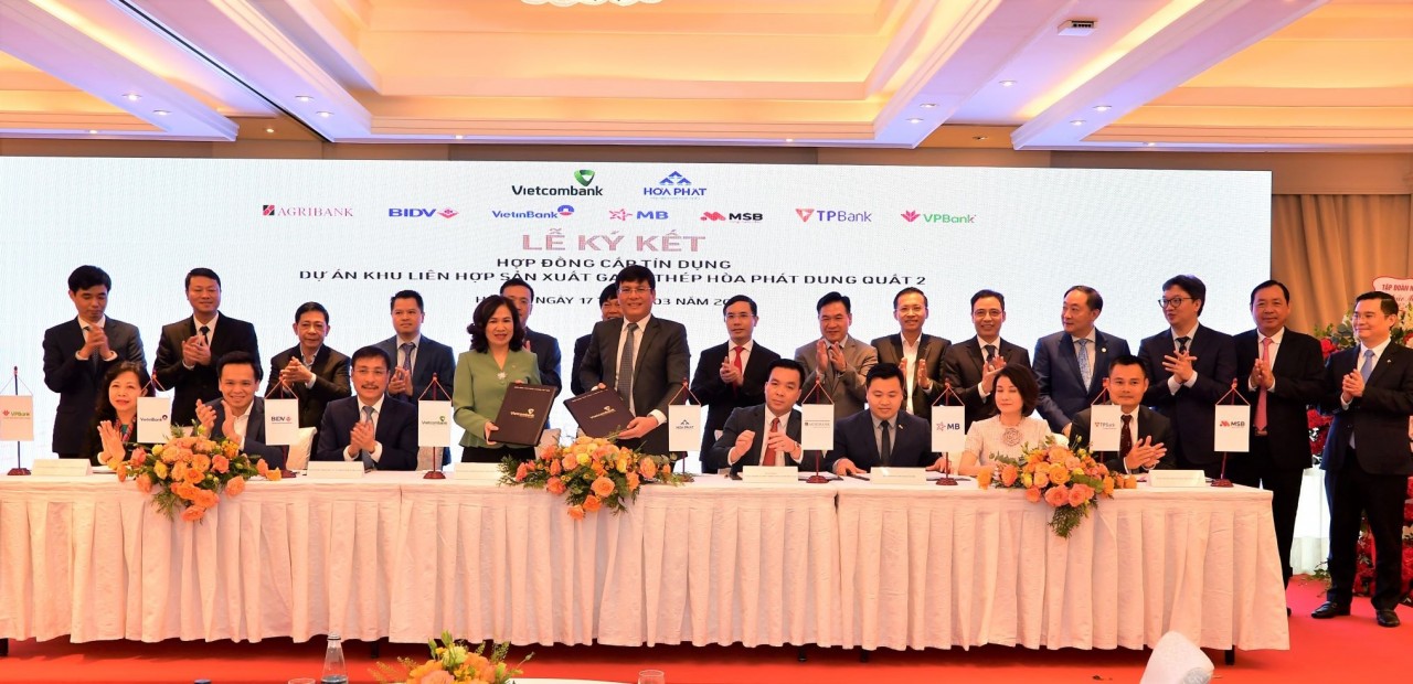 Ông Mai Văn Hà – Giám đốc Công ty CP thép Hòa Phát Dung Quất (ngồi thứ 5 từ trái sang) và đại diện 8 ngân hàng do Vietcombank làm đầu mối đồng tài trợ ký kết Hợp đồng tín dụng.