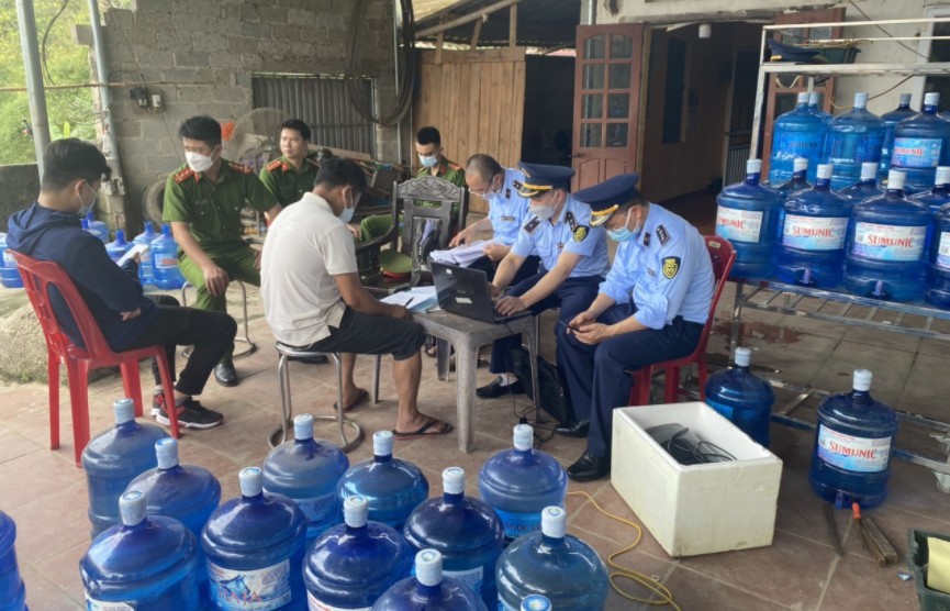 Lạng Sơn phát hiện cơ sở sản xuất nước tinh khiết giả mạo nhiều nhãn hiệu