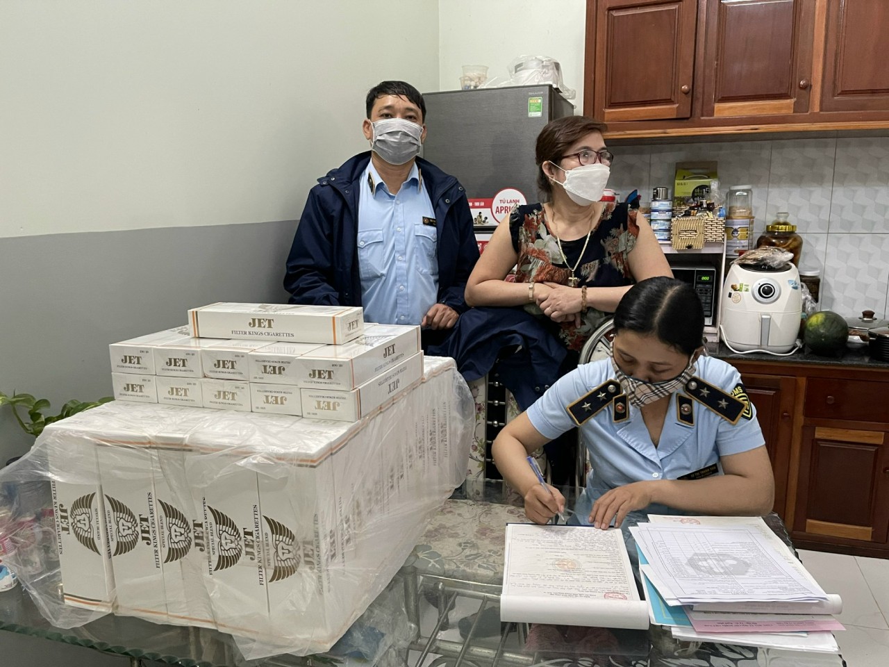 Lập biên bản cơ sở kinh doanh thuốc lá điếu nhập lậu tại Ninh Thuận tháng 1/2022.