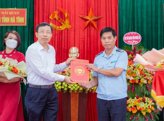 Tổng cục trưởng Tổng cục Hải quan (bên trái) trao Quyết định cho đồng chí Trần Quang San.
