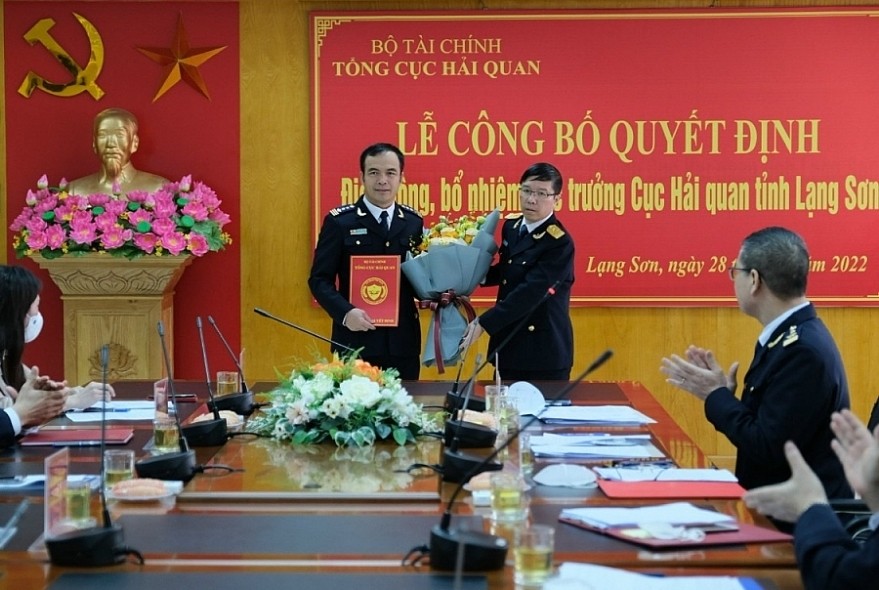 Phó Tổng cục trưởng Lưu Mạnh Tưởng (bên phải) trao Quyết định cho đồng chí Nguyễn Hồng Linh.