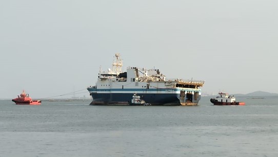Tàu CGG Amadeus đang được các tàu kéo khỏi khu neo đậu tại Cảng PTSC Supply Base.
