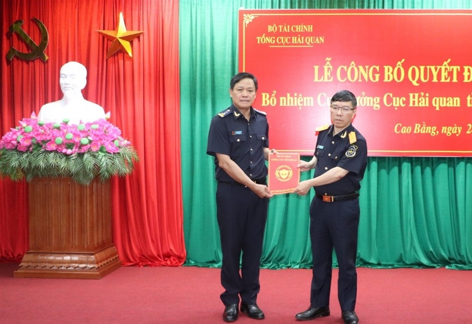 Phó Tổng cục trưởng Tổng cục Hải quan Lưu Mạnh Tưởng (phải) trao quyết định bổ nhiệm chức vụ Cục trưởng Cục Hải quan Cao Bằng cho đồng chí Lê Viết Phong.