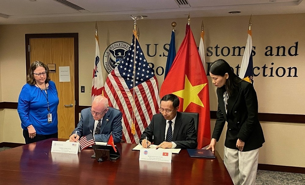 Hai bên ký Bản ghi nhớ về tăng cường, mở rộng hợp tác lẫn nhau giữa Tổng cục Hải quan Việt Nam và Cơ quan Hải quan và Bảo vệ Biên giới Hoa Kỳ. Ảnh: Đào Hải.