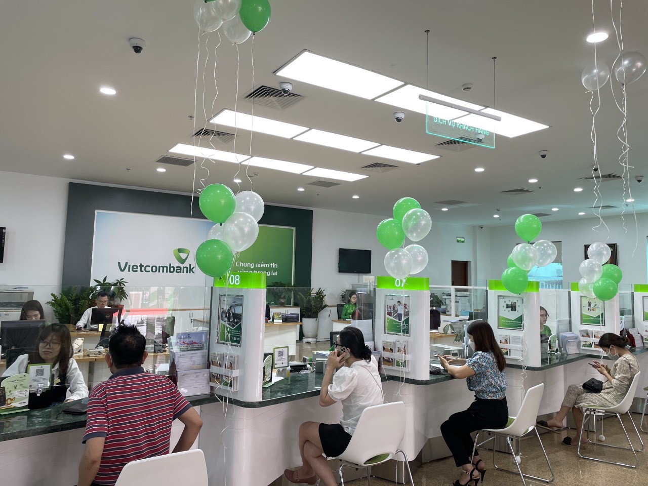 Khách hàng giao dịch tại trụ sở mới Vietcombank Phú Thọ.