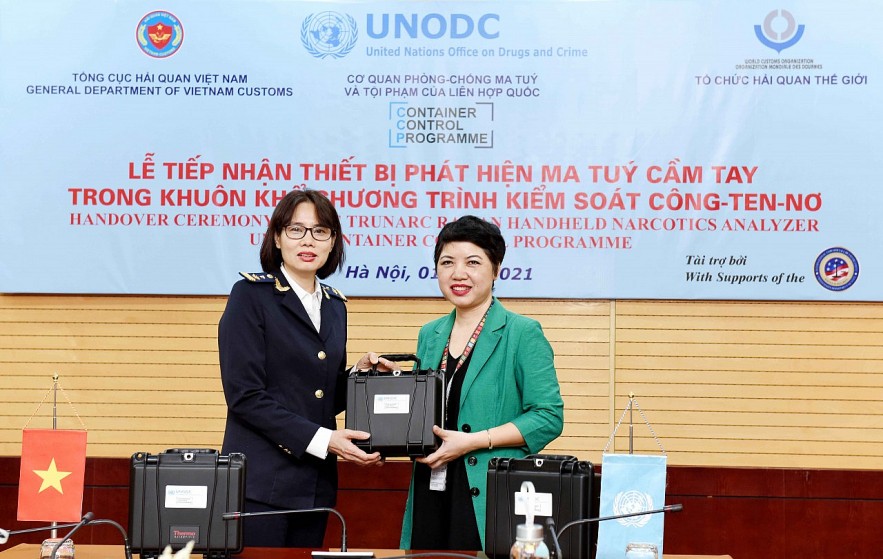 Hải quan tiếp nhận 3 thiết bị phát hiện ma túy cầm tay do UNODC trao tặng