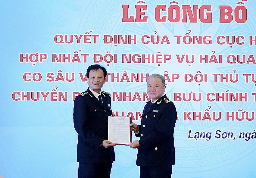 Thừa uỷ quyền lãnh đạo Tổng cục Hải quan, lãnh đạo Cục Hải quan Lạng Sơn trao quyết định thành lập Đội Thủ tục hàng hoá chuyển phát nhanh - bưu chính.