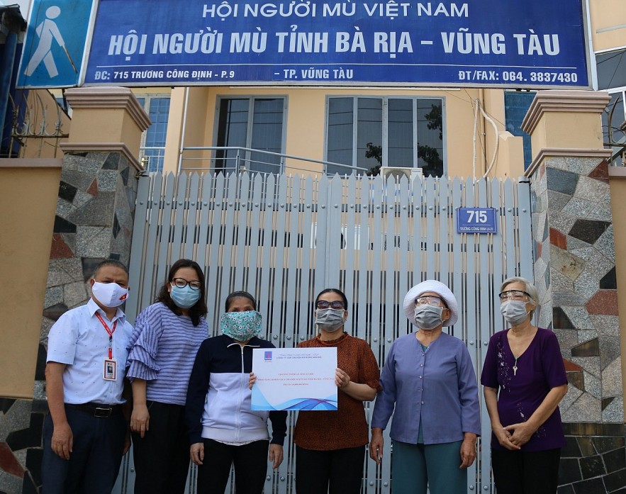 Công đoàn KĐN đến thăm và hỗ trợ Hội người mù Thành phố Vũng Tàu.