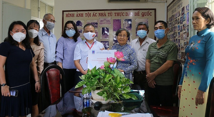 Công đoàn KĐN đến thăm và hỗ trợ Hội người tù kháng chiến tỉnh Bà Rịa - Vũng Tàu.