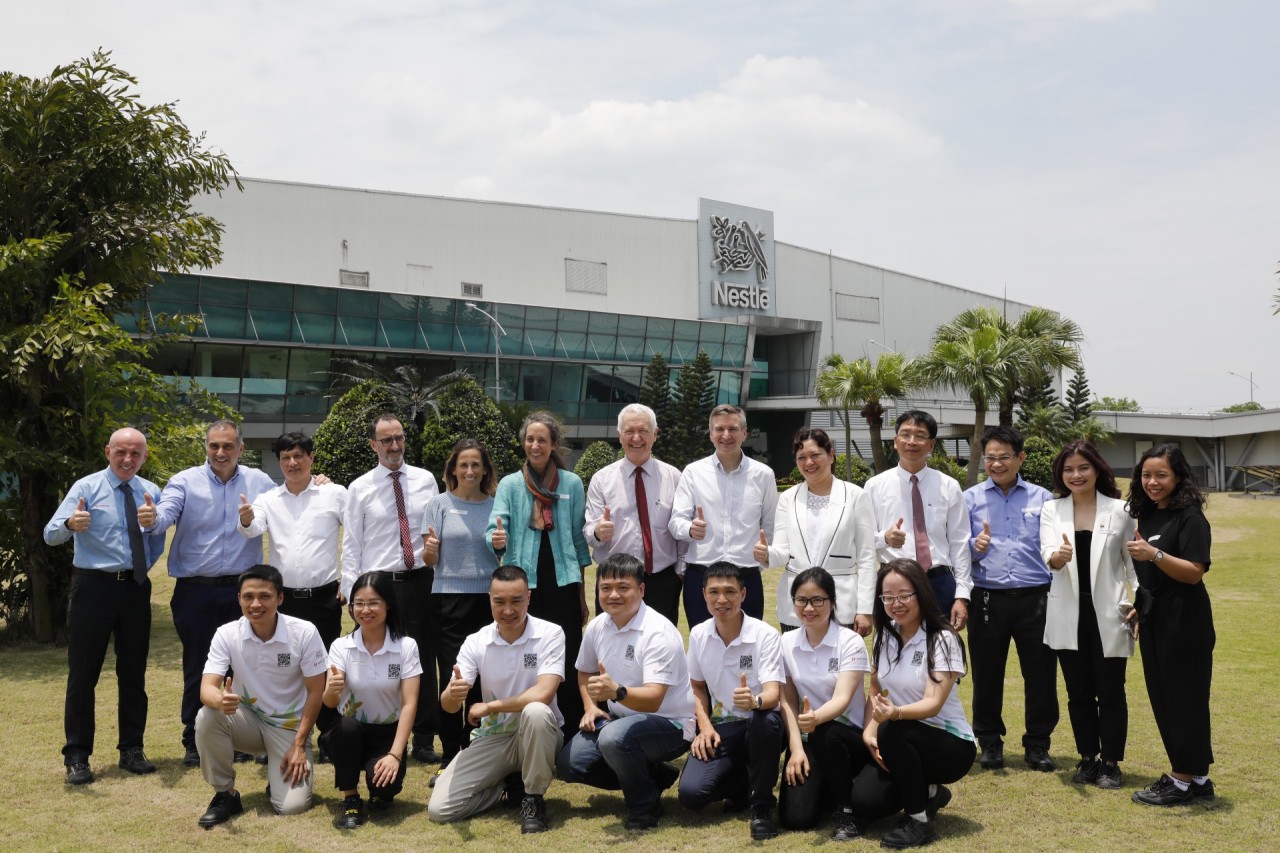 Đại sứ Thụy Sỹ tại Việt Nam cùng các quan khách và cán bộ công nhiên viên Nestlé Việt Nam và Nestlé Bông Sen tại khuôn viên nhà máy.