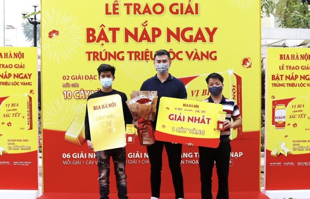 Trúng thưởng 1 cây vàng SJC 9999 nhờ thưởng thức Bia Hà Nội dịp Tết