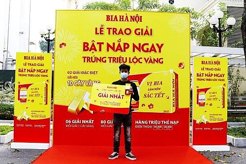 Nhận giải thưởng 1 cây vàng, khách hàng vui mừng đón Tết tài lộc với chương trình khuyến mại của Bia Hà Nội