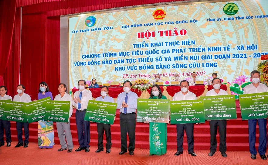 Vietcombank ủng hộ 4,5 tỷ đồng cho các hộ gia đình người dân tộc thiểu số nghèo tại 9 tỉnh Đồng bằng Sông Cửu Long Vietcombank ủng hộ 4,5 tỷ đồng cho các hộ gia đình người dân tộc thiểu số nghèo tại 9 tỉnh Đồng bằng Sông Cửu Long