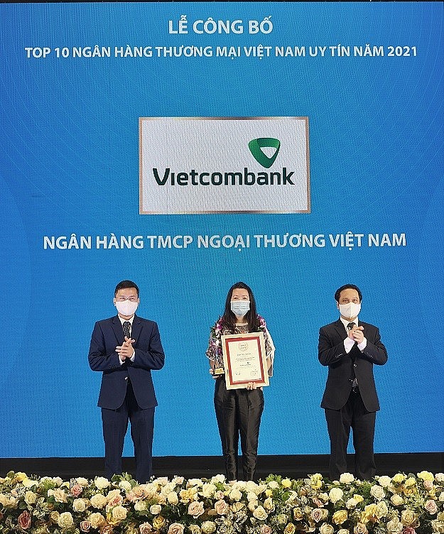 vietcombank trao tặng gói an sinh xã hội 100 tỷ đồng cho sở y tế thành phố hồ chí minh
