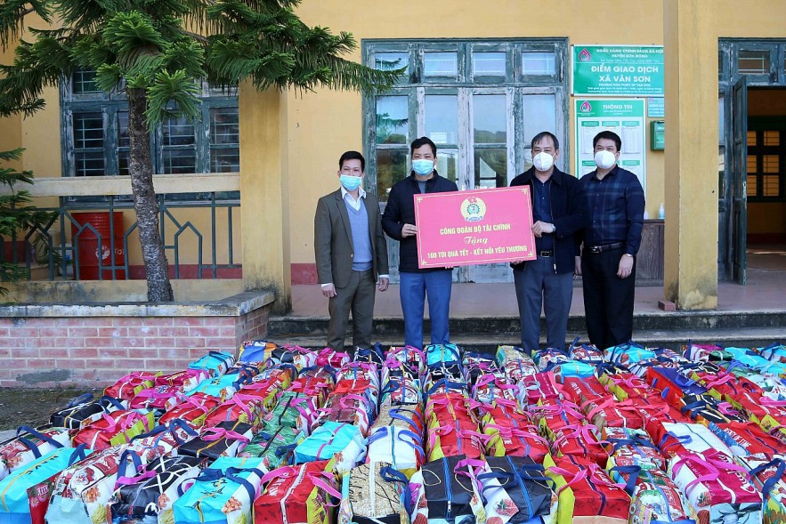 Công đoàn Bộ Tài chính trao quà Tết cho người nghèo ở tỉnh Bắc Giang