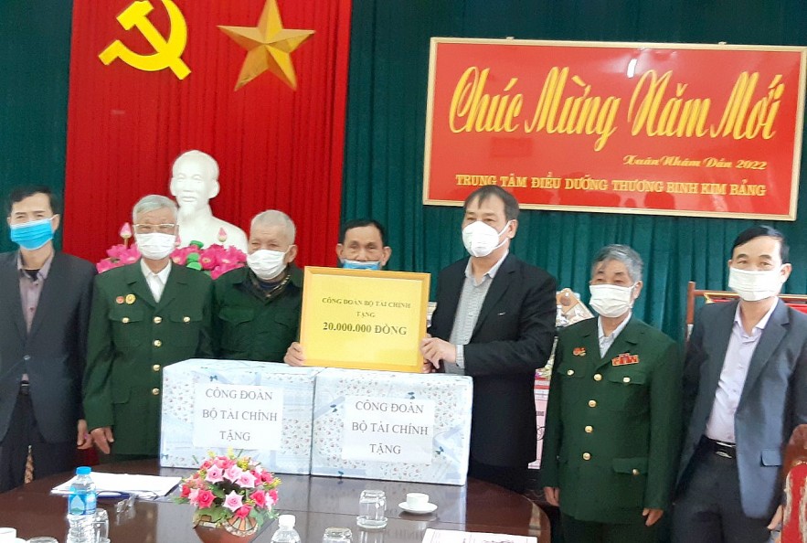 Công đoàn Bộ Tài chính thăm, tặng quà thương bệnh binh và hộ nghèo tại Hà Nam, Nam Định
