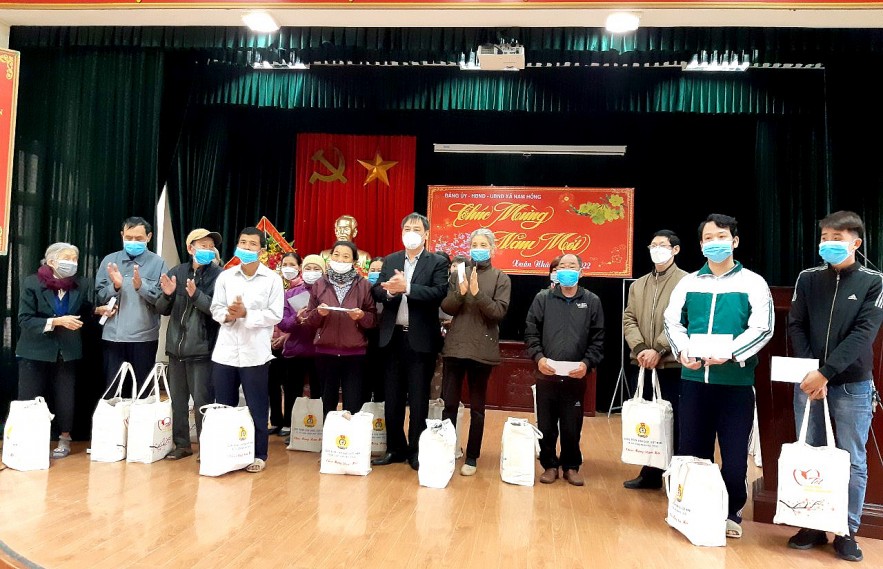 Công đoàn Bộ Tài chính thăm, tặng quà thương bệnh binh và hộ nghèo tại Hà Nam, Nam Định