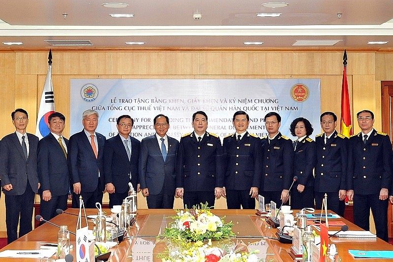 Tổng cục trưởng Cao Anh Tuấn và Đại sứ quán Hàn Quốc Park Noh-wan cùng Đoàn công tác Hàn Quốc và đại diện lãnh đạo các đơn vị thuộc Tổng cục Thuế Việt Nam.