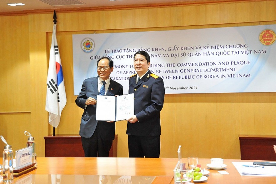 Phó Thủ tướng Hàn Quốc tặng Bằng khen cho Tổng cục trưởng Tổng cục Thuế