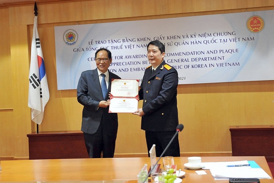 Phó Thủ tướng Hàn Quốc tặng Bằng khen cho Tổng cục trưởng Tổng cục Thuế