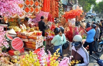Chùm ảnh: Nhộn nhịp phố bán đồ trang trí tết lớn nhất TP. Hồ Chí Minh