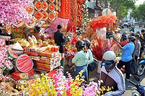 Bán đồ trang trí Tết: Muốn gần gũi với không khí Tết đang đến, hãy tham khảo các sản phẩm đồ trang trí Tết với đầy đủ màu sắc và chủ đề khác nhau. Xem hình ảnh để lựa chọn cho gia đình bạn những sản phẩm độc đáo, tinh tế.