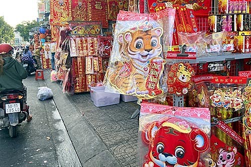 Chùm ảnh: Nhộn nhịp phố bán đồ trang trí tết lớn nhất TP. Hồ Chí Minh